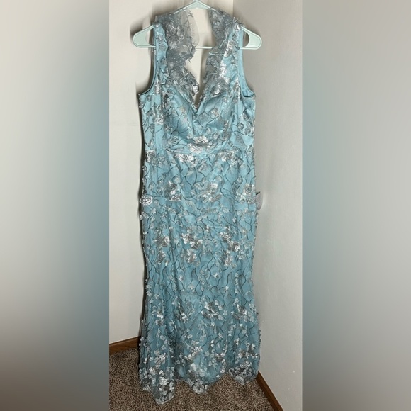 NWT Eliza J V-Neck 3D Flower Sleeveless Gown in Sage Size 14 - Picture 5 of 6